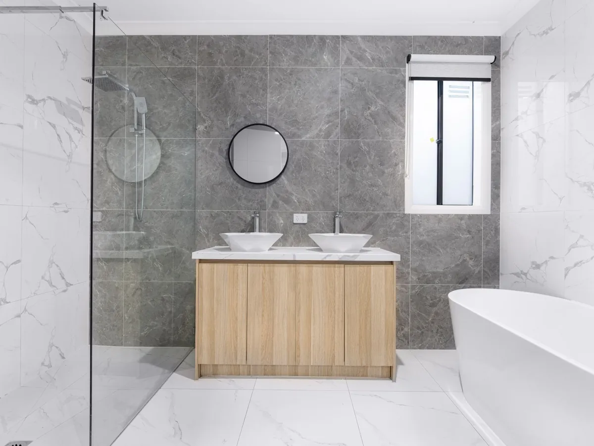 Canalização de casa de banho: casa de banho remodelada com lavatório duplo