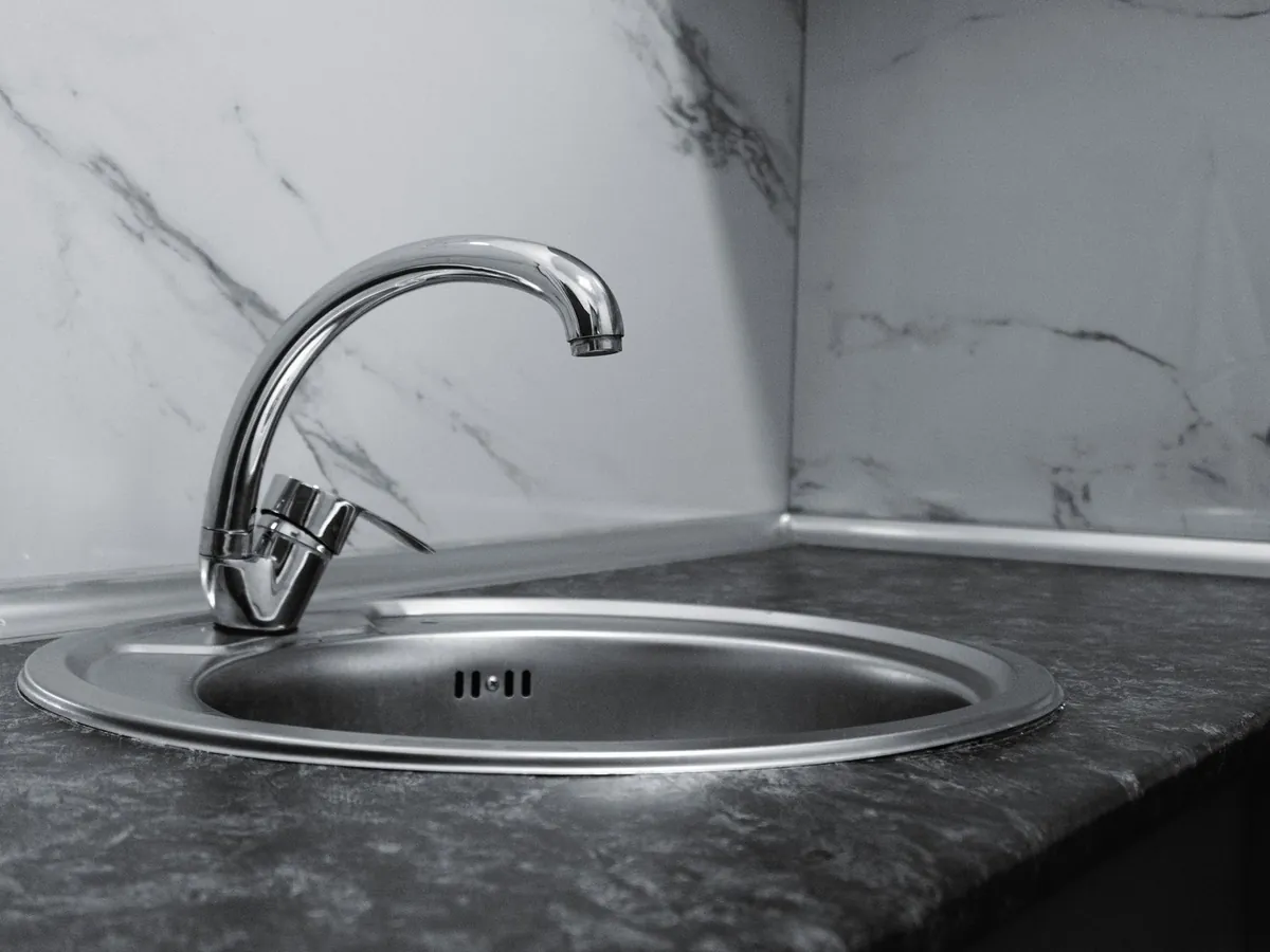 Canalização de cozinha: lava-loiça de inox com torneira