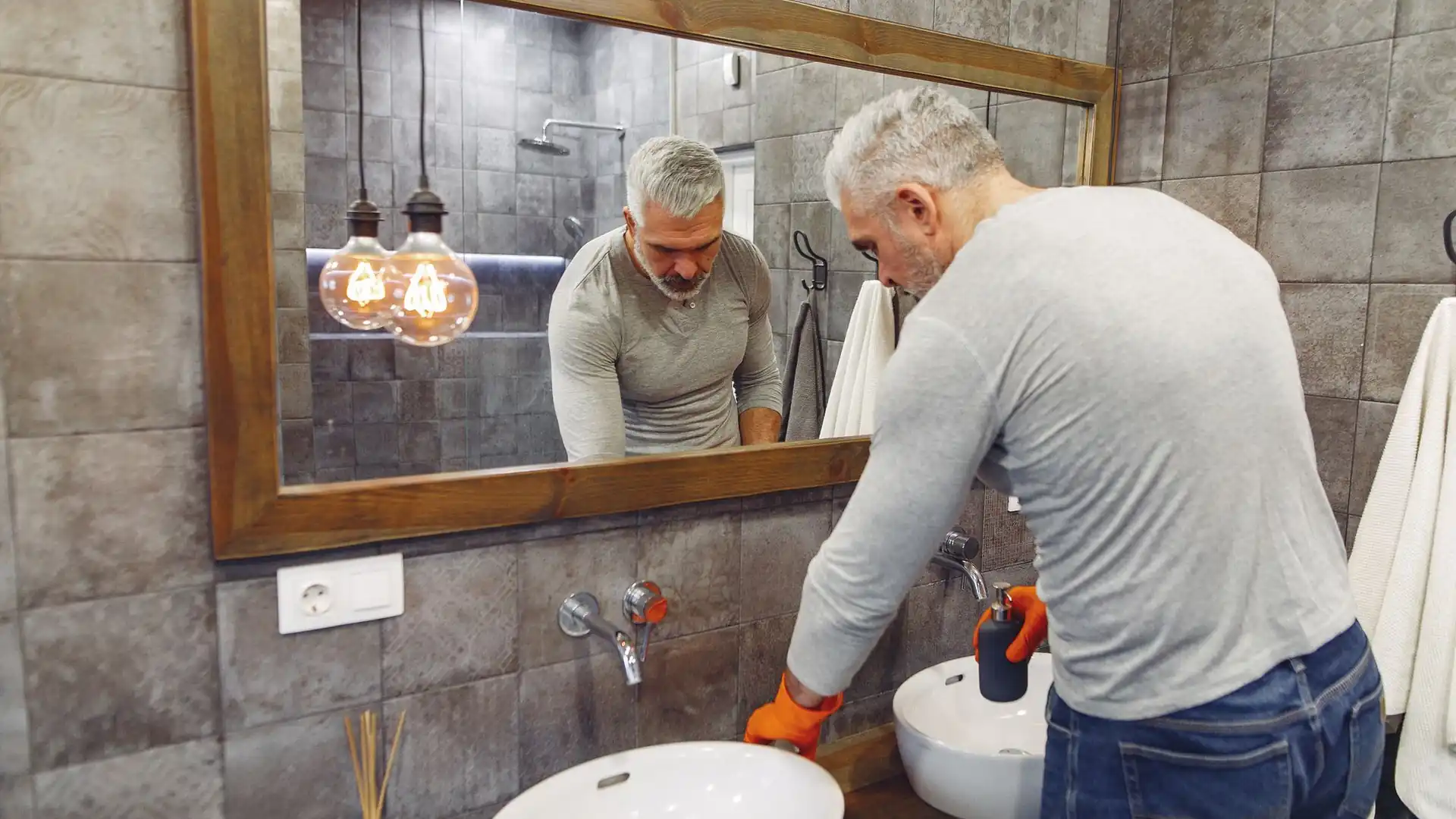 Canalizador no Porto a reparar a torneira de um lavatório numa casa de banho