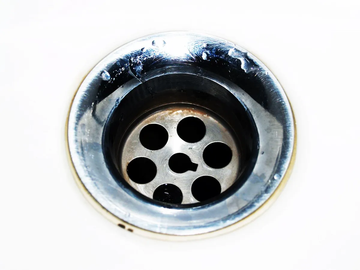 Desentupimentos no Porto: ralo de lava-loiça em inox, onde começam muitos entupimentos