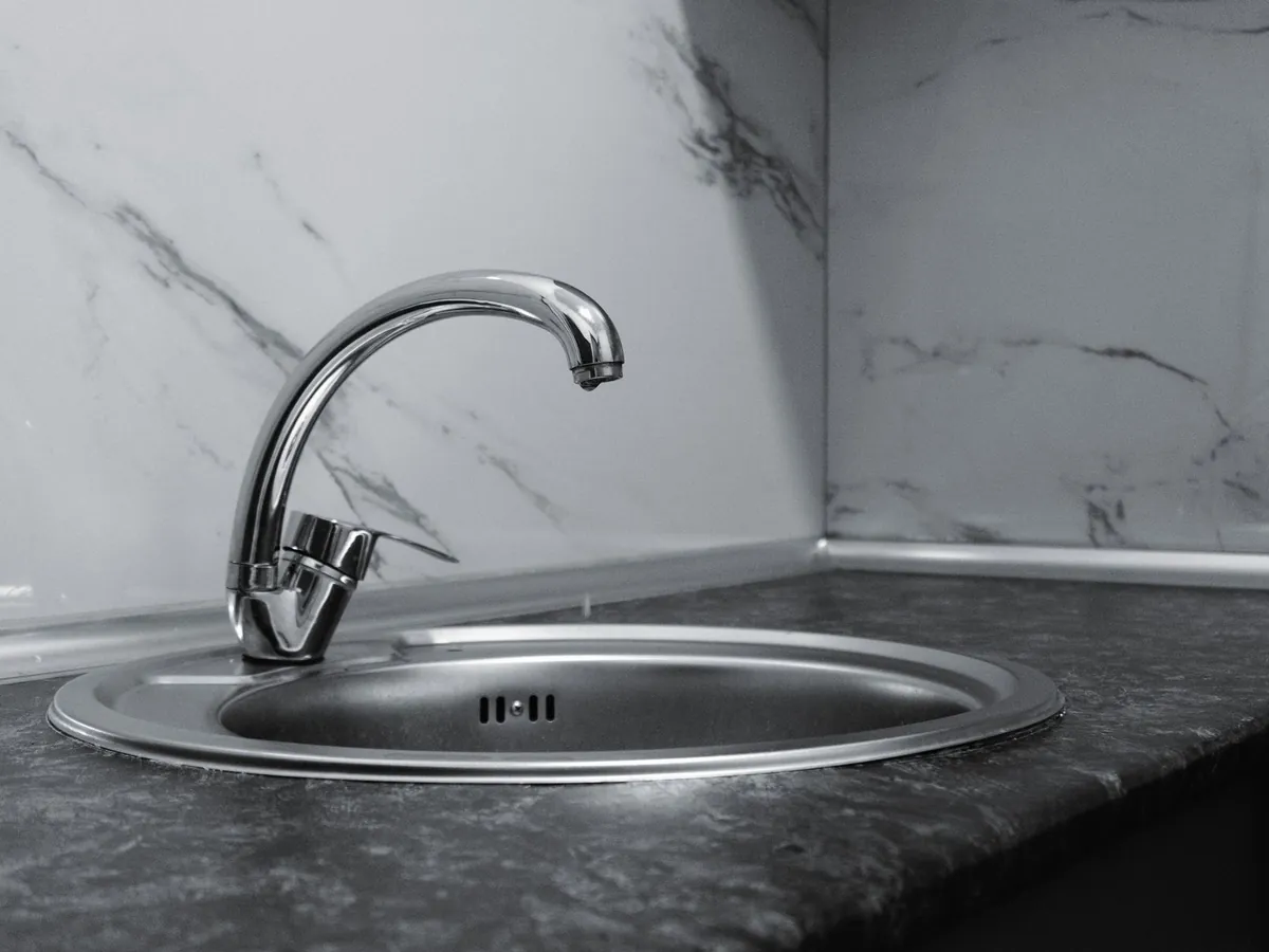 Torneira de cozinha num lava-loiça de inox, serviço de picheleiro em Fânzeres