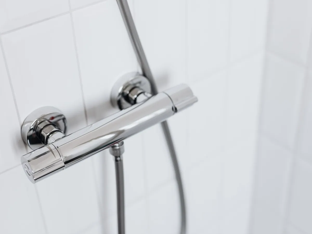 Misturadora termostática de duche, serviço de picheleiro em Pedrouços
