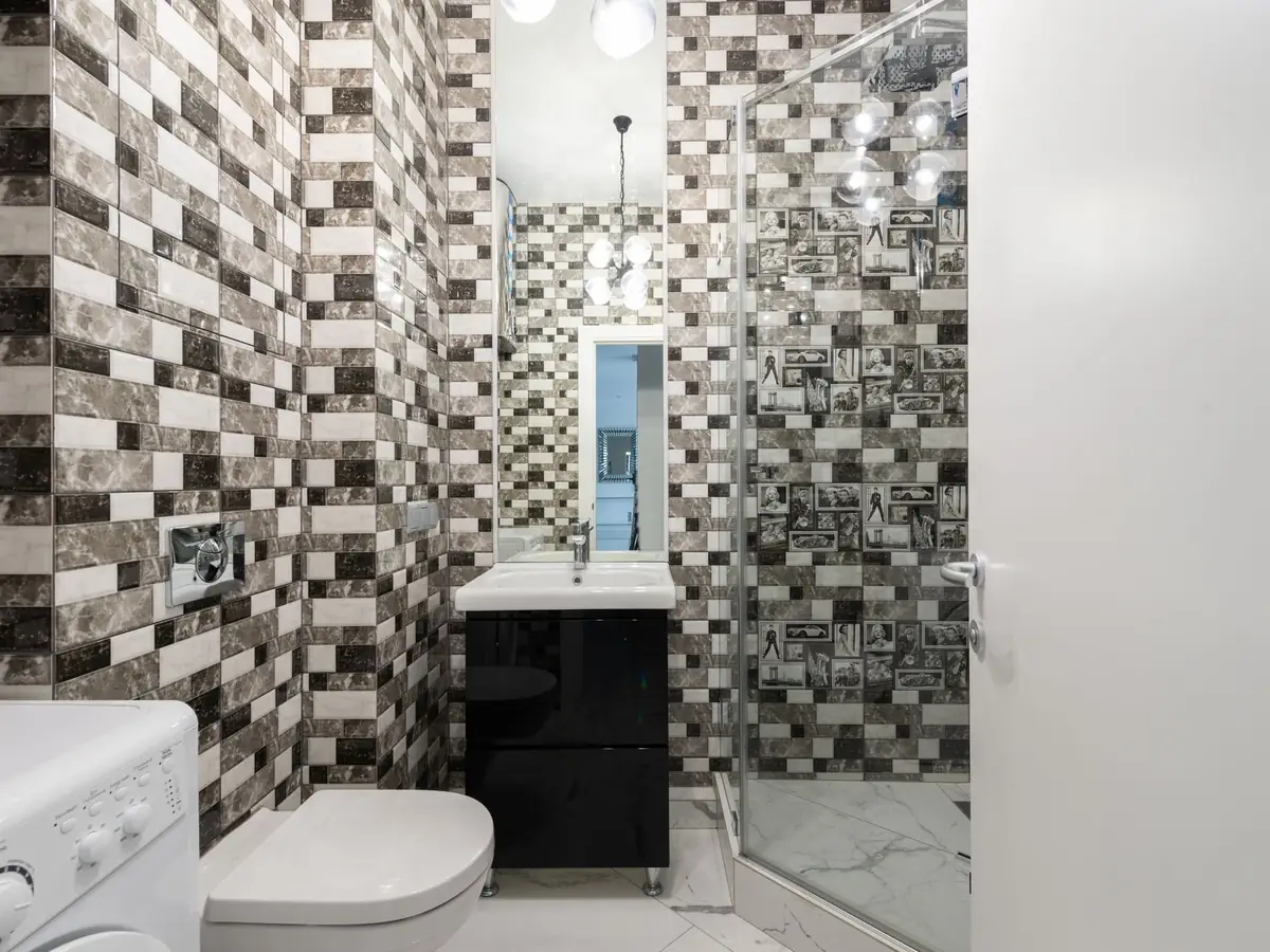 Casa de banho com sanita e azulejos, serviço de picheleiro na Maia